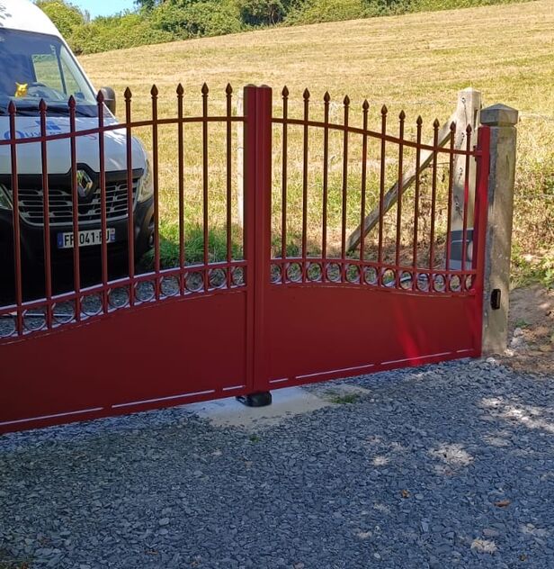 Portail et porte entrée rouge