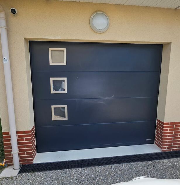 Porte de garage avec hublot