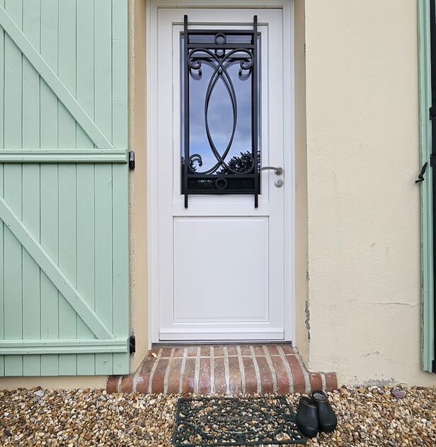 Porte avec ouvrant dans l'ouvrant et grille déco