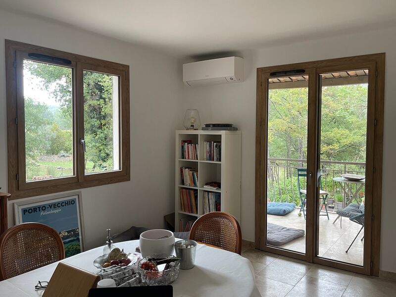 Menuiserie traditionnelle vs menuiserie industrielle : quelles différences pour vos fermetures à Pont-Audemer ?